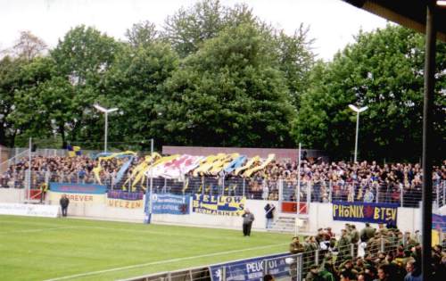 Paul-Janes-Stadion - Eintracht-Fans im Auswärtsblock