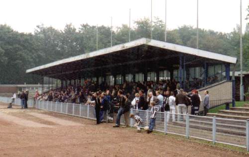 Friedrich-Ludwig-Jahn-Stadion - besetzte Tribüne