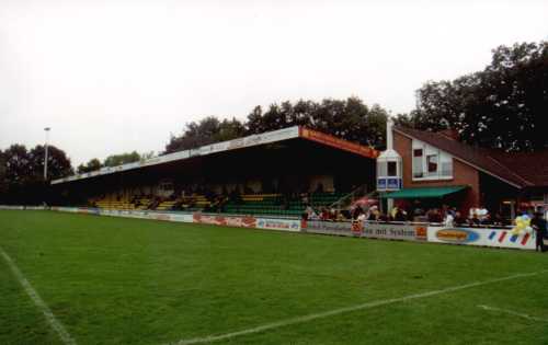 Stadion am Ochsenzoller Straße (“Sportpark Edmund Plambeck”) - Tribüne