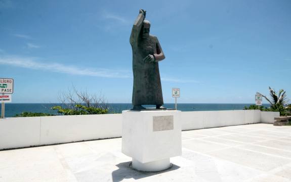 Statue von San Juan und Ausblick aufs Meer