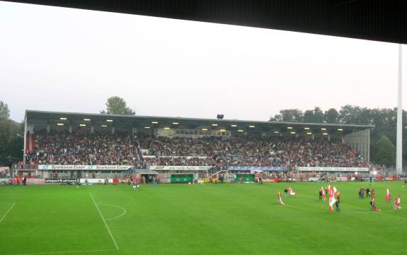 Georg-Melches-Stadion - Südtribüne
